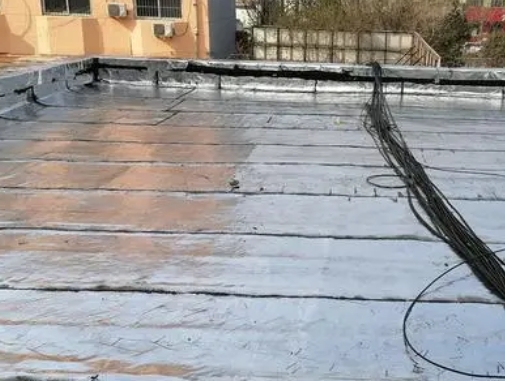 沈阳卫生间漏水维修公司分享下沈阳屋面楼顶防水刚性防水层施工要点。